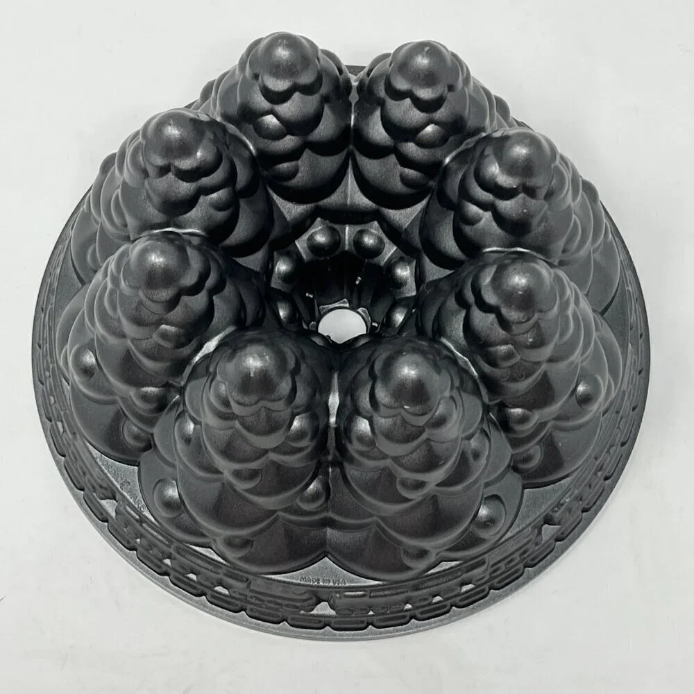 Nordic Ware Holiday Tree Bundt Cake Pan 10 cups cast aluminum EUC